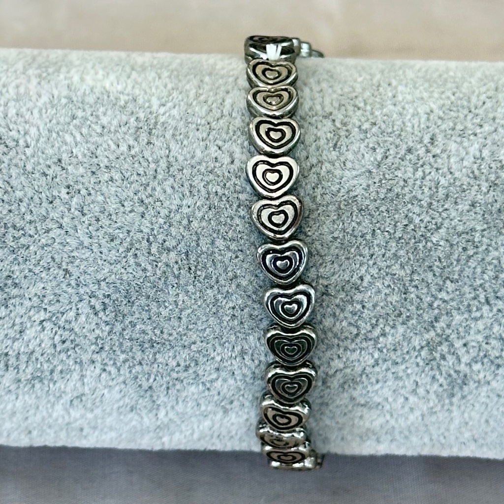 Silver Tone Stretchy Bracelet WCarved Heart Beads All The Way Around 9$